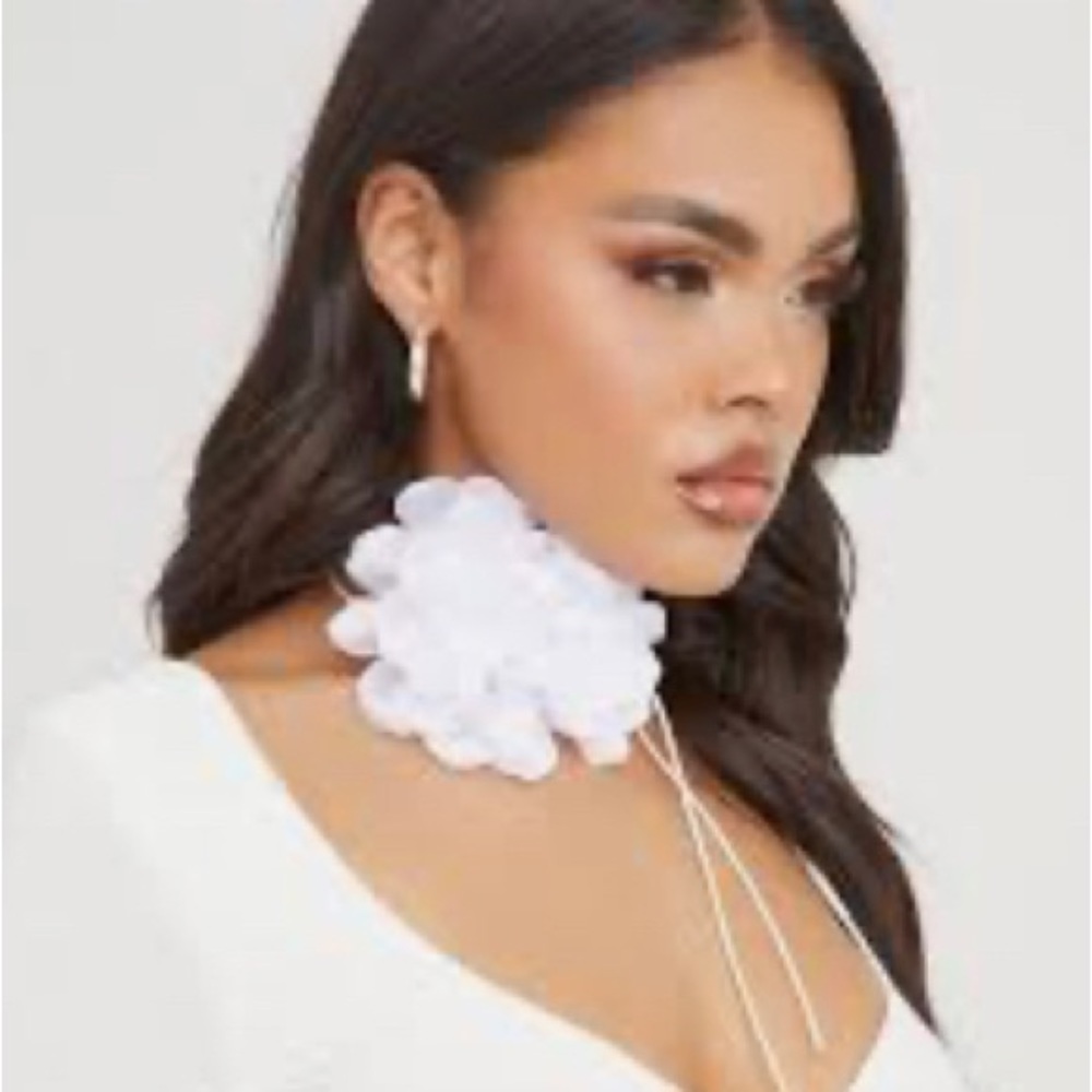 White flower choker